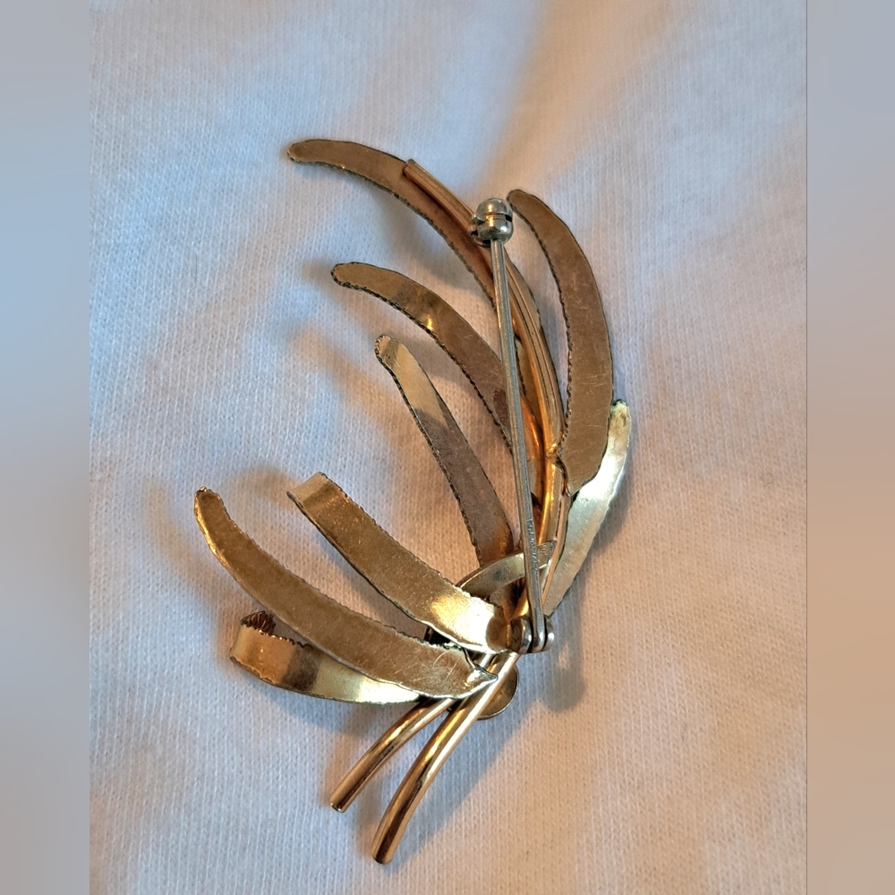 Vintage Elegant Gold Leaf Brooch - Picture 2 of 2